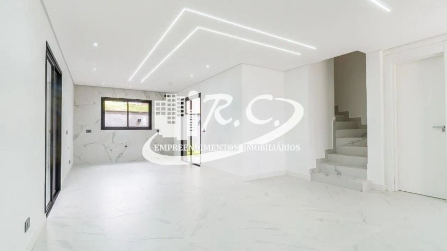 RC Imóveis vende sobrado em condomínio fechado no Santa Cândida