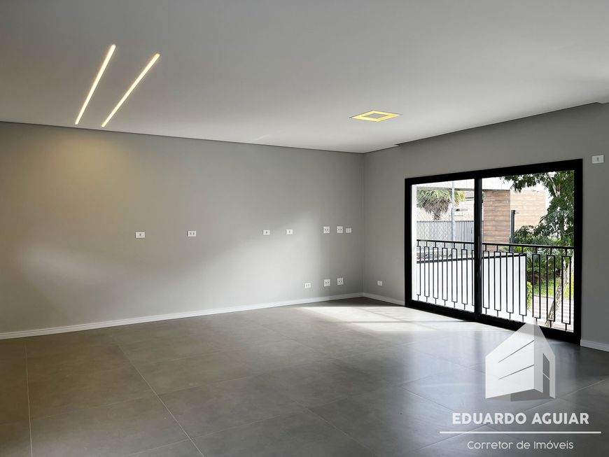 Sobrado NOVO em condomínio fechado, face norte, 3 suítes, 215m2, 4 vagas, deck madeira com hidro-spa