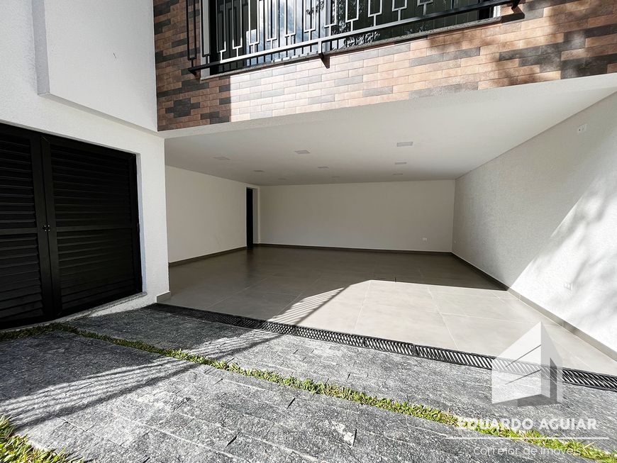 Sobrado NOVO em condomínio fechado, face norte, 3 suítes, 215m2, 4 vagas, deck madeira com hidro-spa