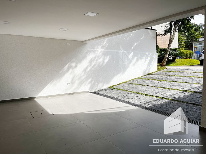 Sobrado NOVO em condomínio fechado, face norte, 3 suítes, 215m2, 4 vagas, deck madeira com hidro-spa