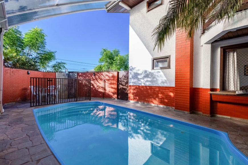 Sobrado Triplex totalmente mobiliado, 3 quartos, 1 suíte, ático, piscina aquecida, 3 vagas, Atuba