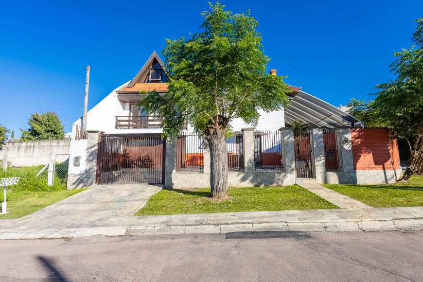 Sobrado Triplex totalmente mobiliado, 3 quartos, 1 suíte, ático, piscina aquecida, 3 vagas, Atuba