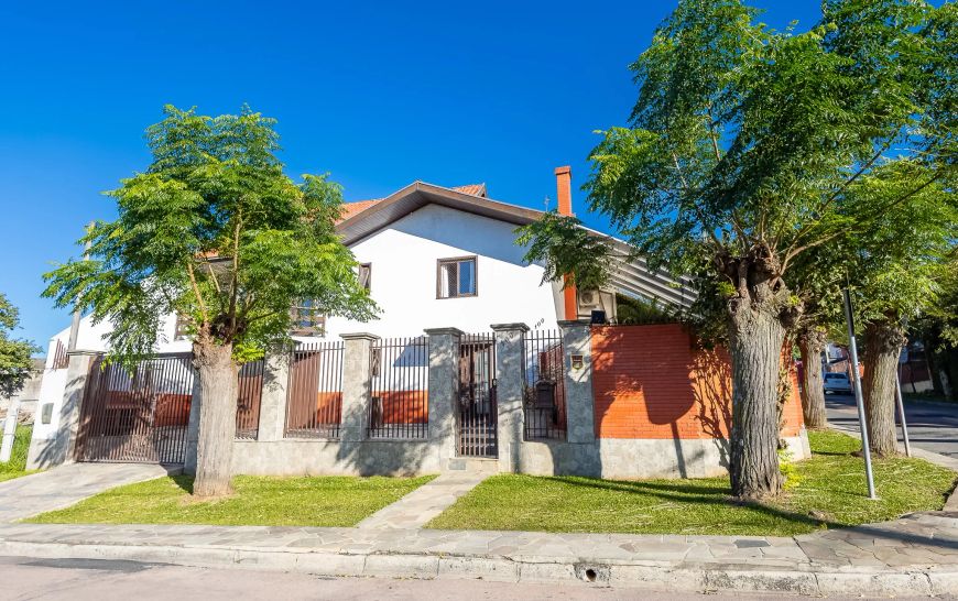 Sobrado Triplex totalmente mobiliado, 3 quartos, 1 suíte, ático, piscina aquecida, 3 vagas, Atuba