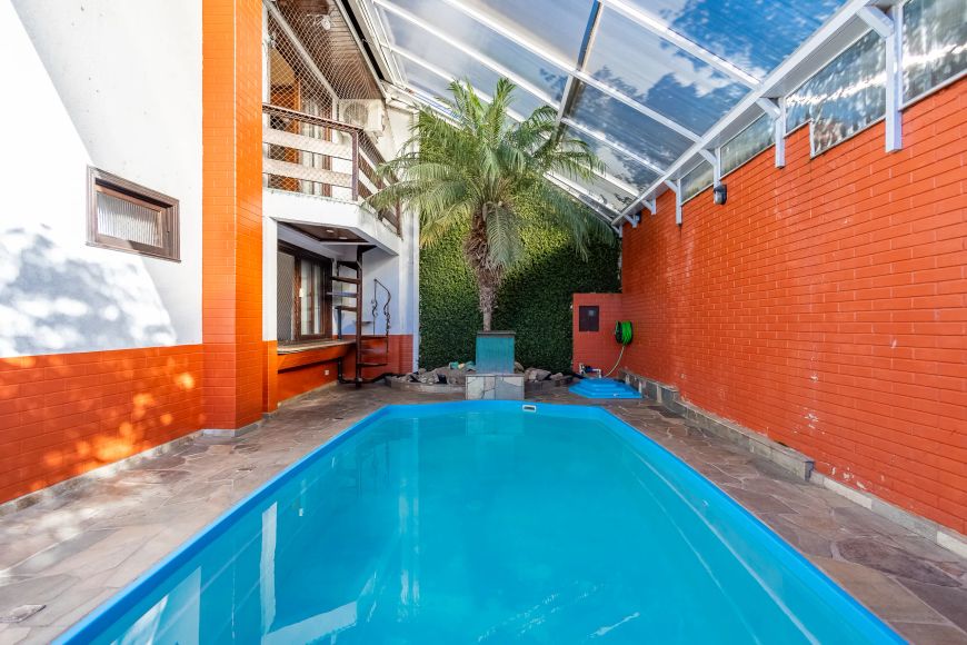 Sobrado Triplex totalmente mobiliado, 3 quartos, 1 suíte, ático, piscina aquecida, 3 vagas, Atuba