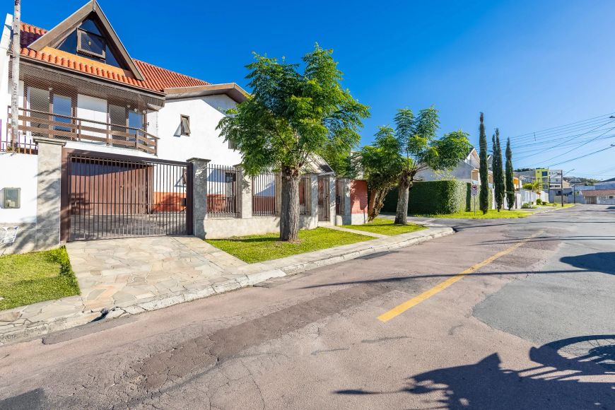 Sobrado Triplex totalmente mobiliado, 3 quartos, 1 suíte, ático, piscina aquecida, 3 vagas, Atuba