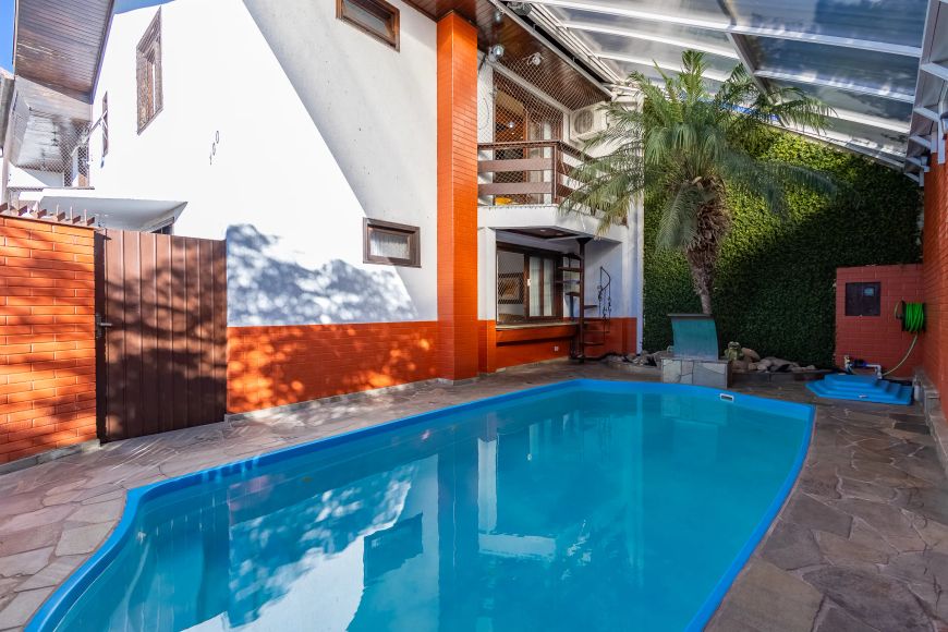 Sobrado Triplex totalmente mobiliado, 3 quartos, 1 suíte, ático, piscina aquecida, 3 vagas, Atuba