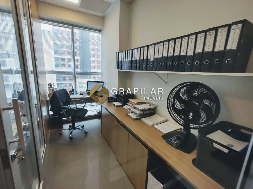 Sala comercial no Centro de Curitiba, 38m² com 01 vaga