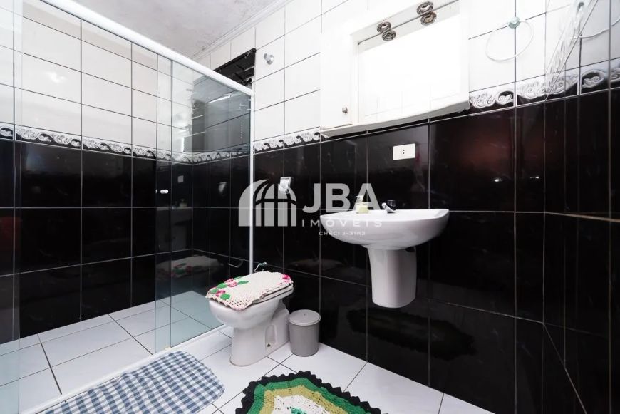 SOBRADO DE FRENTE PARA A RUA COM 4 QUARTOS