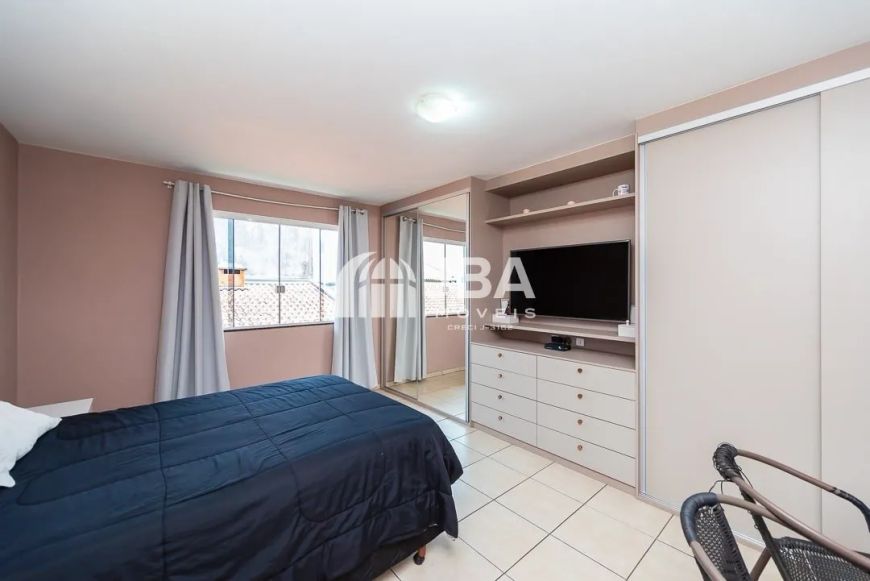 SOBRADO DE FRENTE PARA A RUA COM 4 QUARTOS
