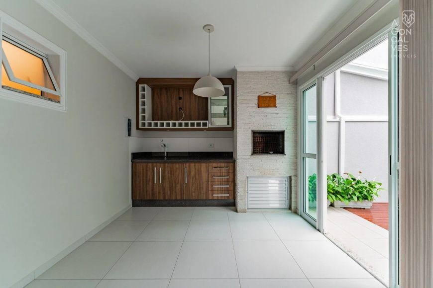 Casa em Condomínio, 03 Quartos, 02 Vagas, Semi-Mobiliado, Jardim das Américas, Curitiba.