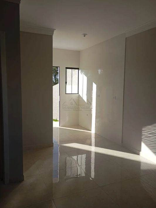 Casa à venda em Curitiba-PR, no bairro Campo de Santana. 2 quartos, 1 sala, 1 banheiro, 1 vaga de ga