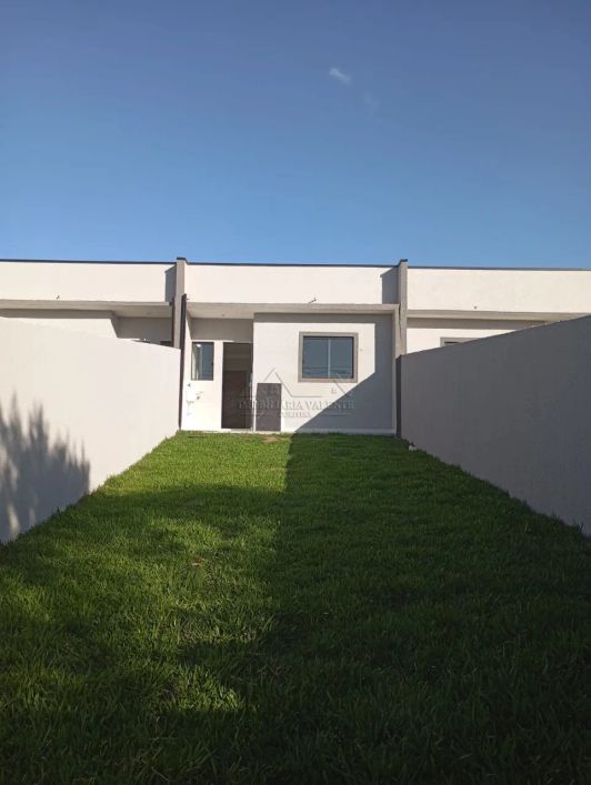 Casa à venda em Curitiba-PR, no bairro Campo de Santana. 2 quartos, 1 sala, 1 banheiro, 1 vaga de ga