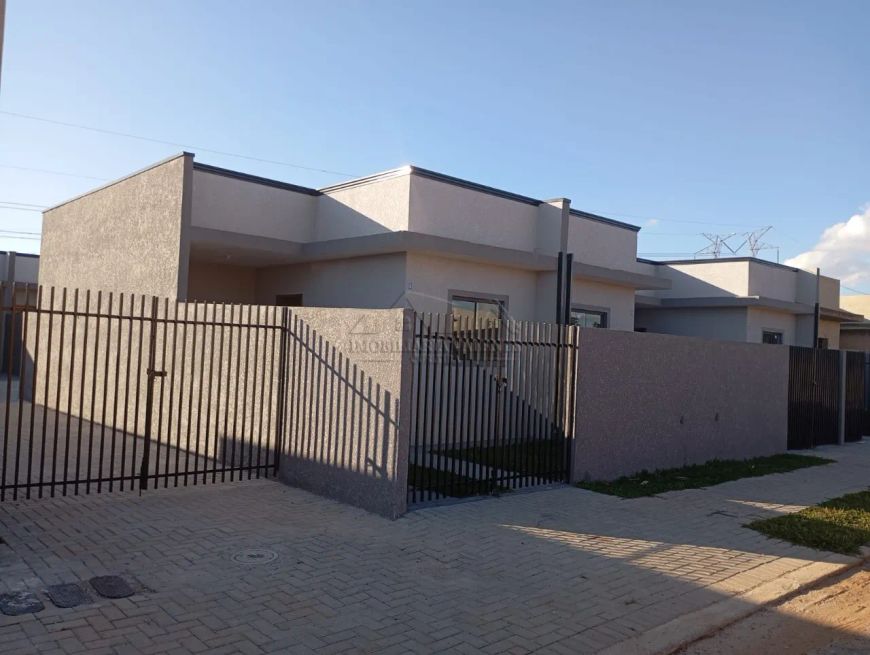 Casa à venda em Curitiba-PR, no bairro Campo de Santana. 2 quartos, 1 sala, 1 banheiro, 1 vaga de ga