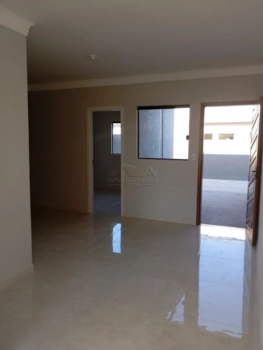 Casa à venda em Curitiba-PR, no bairro Campo de Santana. 2 quartos, 1 sala, 1 banheiro, 1 vaga de ga
