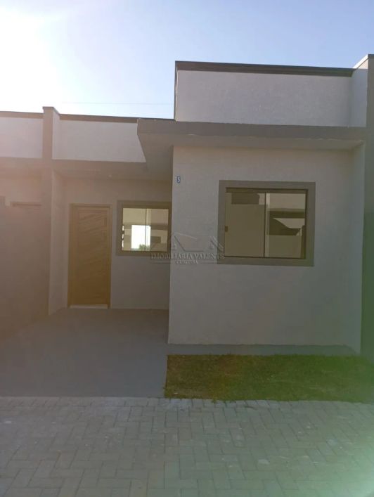 Casa à venda em Curitiba-PR, no bairro Campo de Santana. 2 quartos, 1 sala, 1 banheiro, 1 vaga de ga