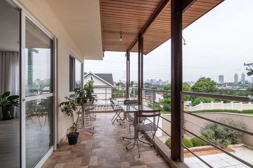 Casa com 3 Quartos, 4 Vagas a Venda, no Bairro Santo Inácio, Parque Barigui, Curitiba REbrokers