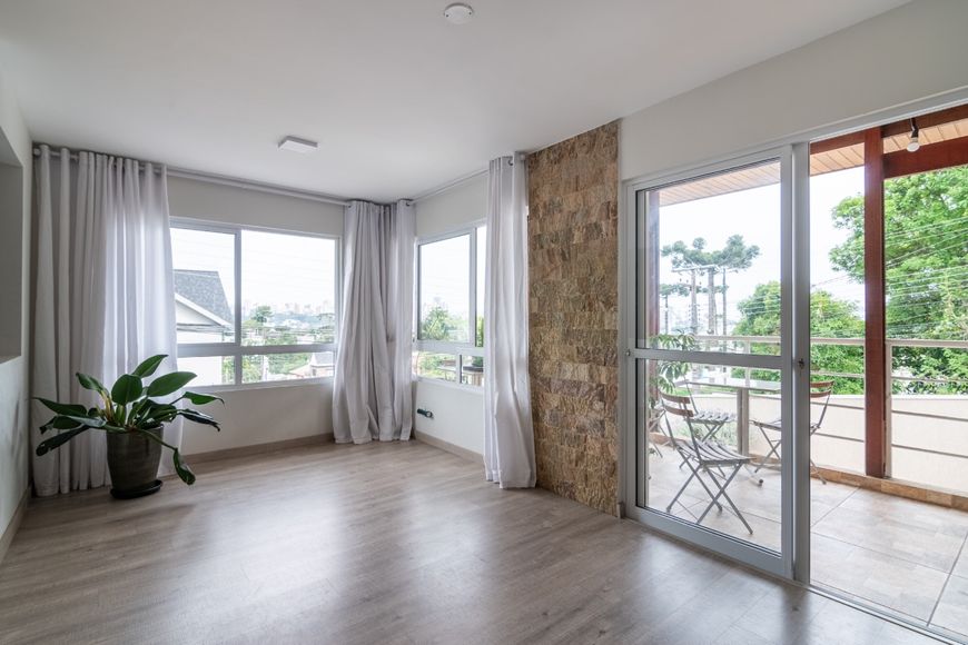 Casa com 3 Quartos, 4 Vagas a Venda, no Bairro Santo Inácio, Parque Barigui, Curitiba REbrokers
