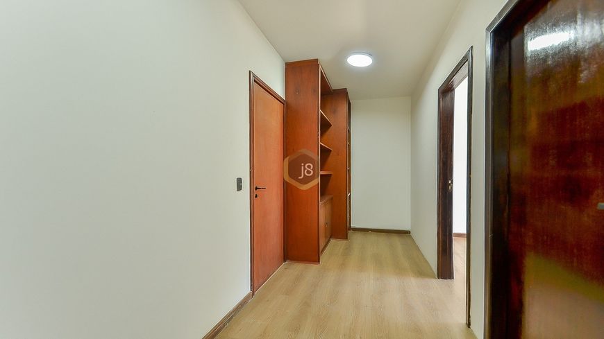 SALA COMERCIAL BEM LOCALIZADA NA AVENIDA DO BATEL! Sala comercial bem localizada no Batel - J8