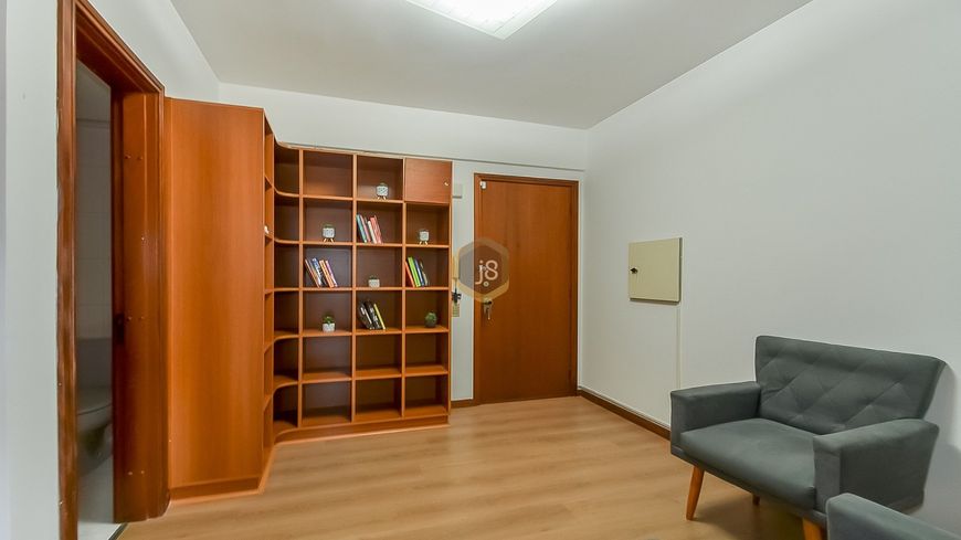 SALA COMERCIAL BEM LOCALIZADA NA AVENIDA DO BATEL! Sala comercial bem localizada no Batel - J8