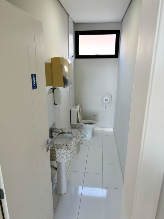 Loja com mezanino e 106m² úteis, 1ba, em prédio comercial novo