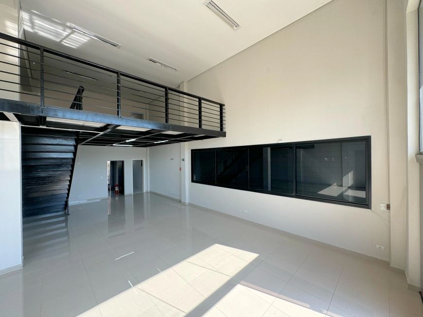 Loja com mezanino e 106m² úteis, 1ba, em prédio comercial novo
