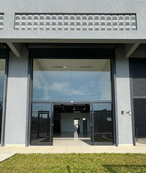 Loja com mezanino e 106m² úteis, 1ba, em prédio comercial novo