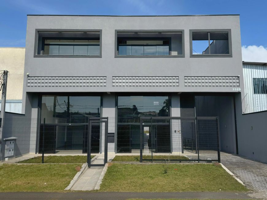 Loja com mezanino e 106m² úteis, 1ba, em prédio comercial novo