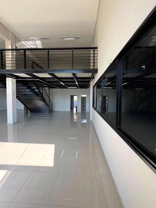 Loja com mezanino e 106m² úteis, 1ba, em prédio comercial novo