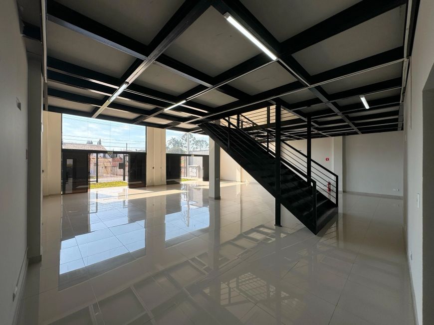 Loja com mezanino e 106m² úteis, 1ba, em prédio comercial novo