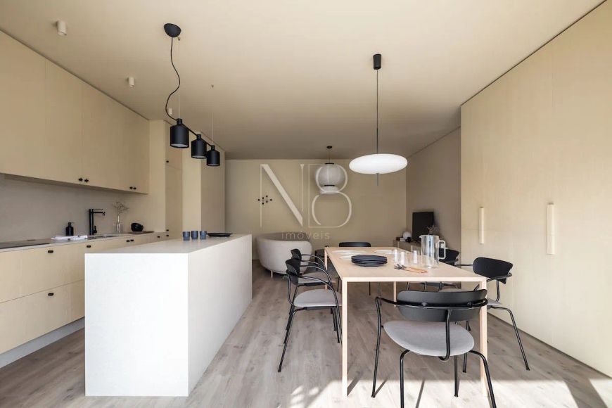 FACHADA DINÂMICA, INTERIOR CONFORTÁVEL E ESPAÇOS ABERTOS!