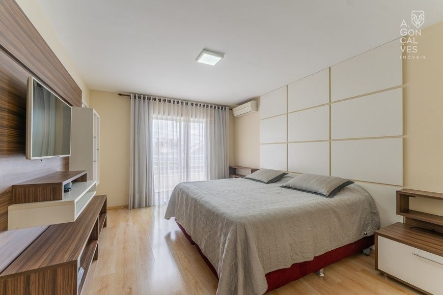 Casa em condomínio, 03 Dormitórios, 03 Vagas, Hidromassagem, Guabirotuba, Curitiba.