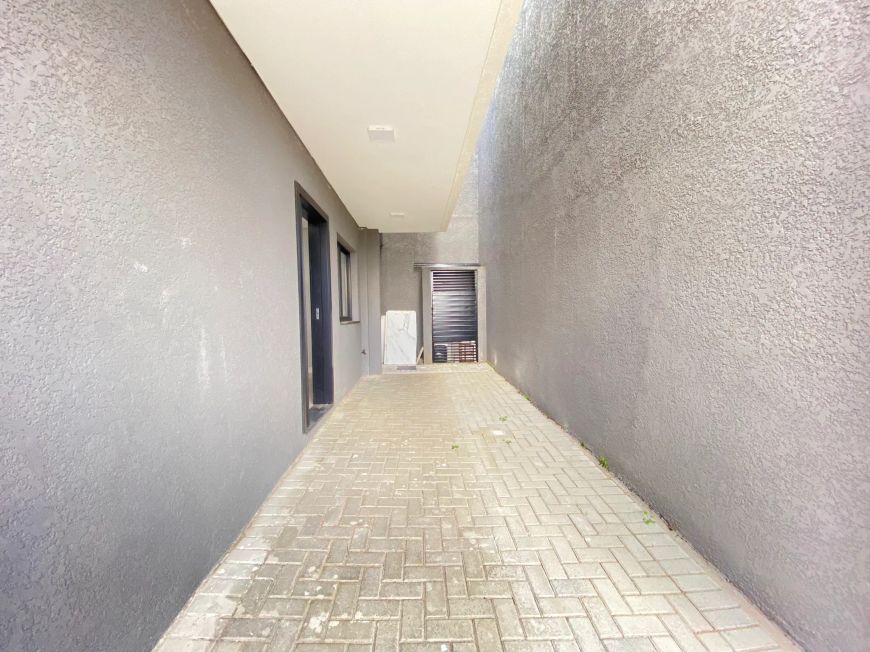 Sobrado para venda tem 135 metros quadrados com 3 quartos em Uberaba - Curitiba - PR