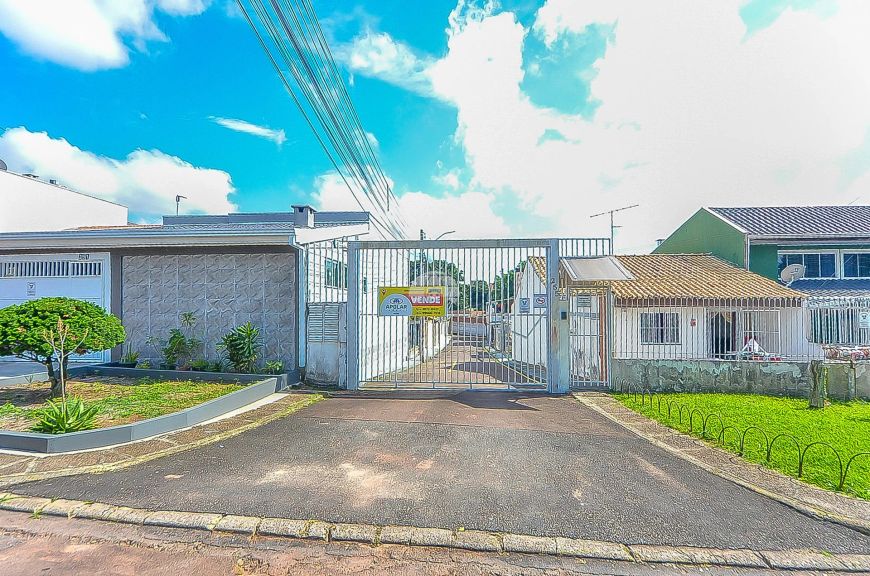 Sobrado para venda possui com 3 quartos e uma suíte em Alto Boqueirão - Curitiba - PR