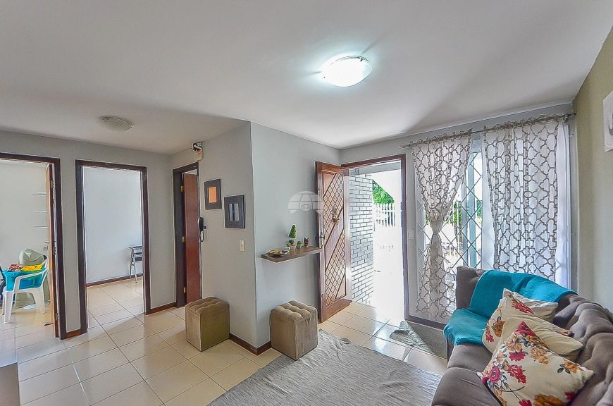 Sobrado para venda possui com 3 quartos e uma suíte em Alto Boqueirão - Curitiba - PR