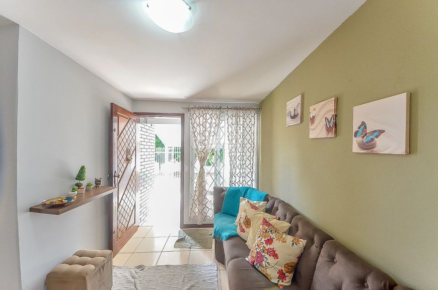 Sobrado para venda possui com 3 quartos e uma suíte em Alto Boqueirão - Curitiba - PR