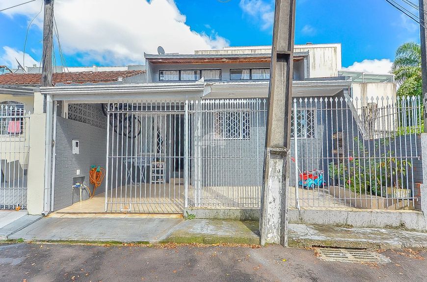 Sobrado para venda possui com 3 quartos e uma suíte em Alto Boqueirão - Curitiba - PR