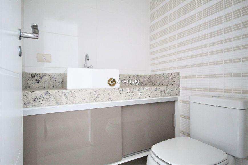 Cobertura semi-mobiliada no Água Verde, 130m² privativos, 01 suíte e 02 vagas