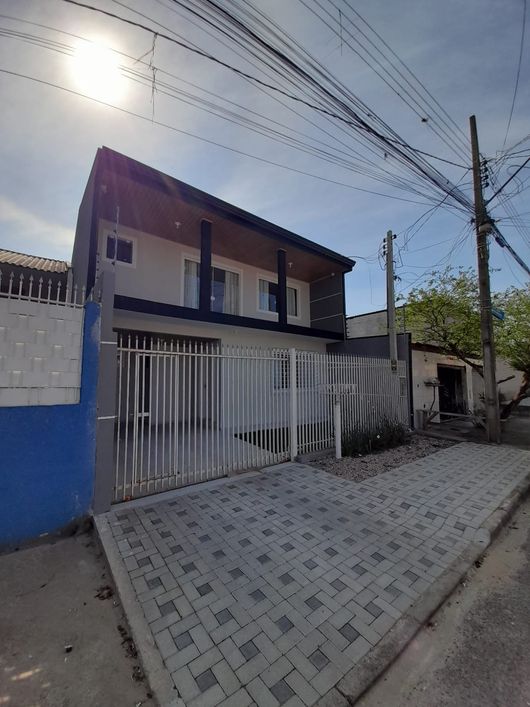 Belíssimo Sobrado 100% reformado para venda possui 140m² com 3 quartos em Ganchinho - Curitiba - PR