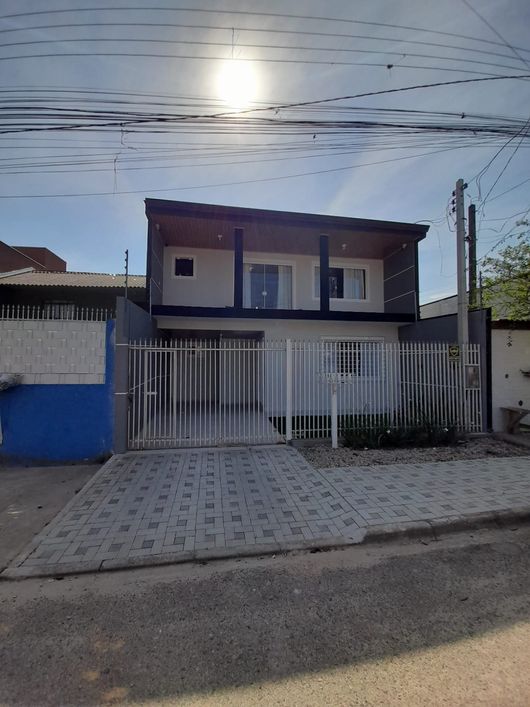 Belíssimo Sobrado 100% reformado para venda possui 140m² com 3 quartos em Ganchinho - Curitiba - PR