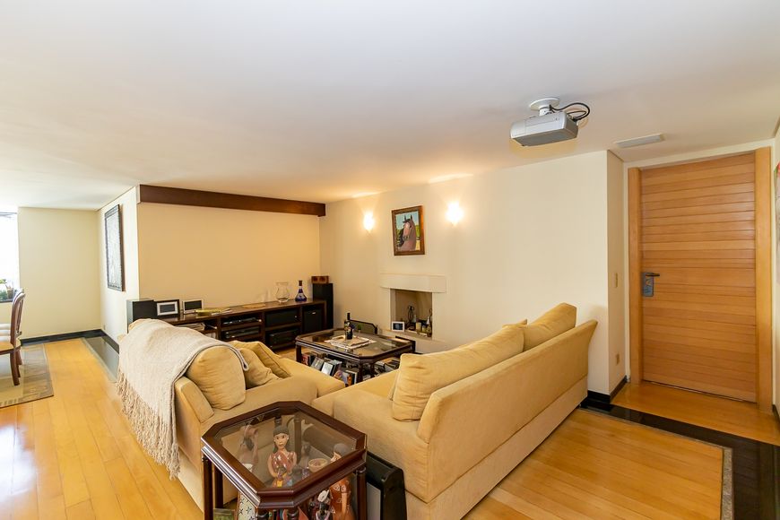 Apartamento para venda tem 365 metros quadrados com 5 quartos em Vila Izabel - Curitiba - PR