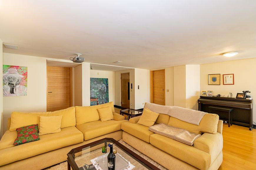 Apartamento para venda tem 365 metros quadrados com 5 quartos em Vila Izabel - Curitiba - PR