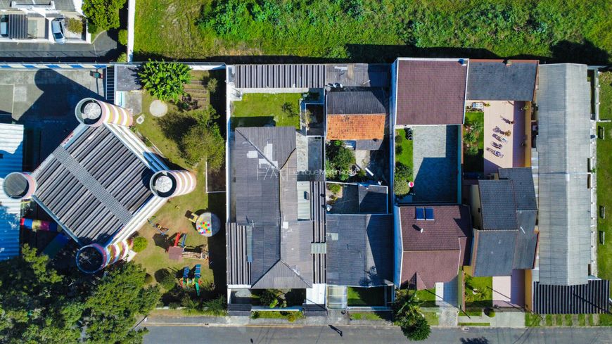 Casa Térrea 5 quartos(3 Suítes), 6 vagas- 176m2 e 338m2 construídos - Terreno 668m2 - Orleans - Curi