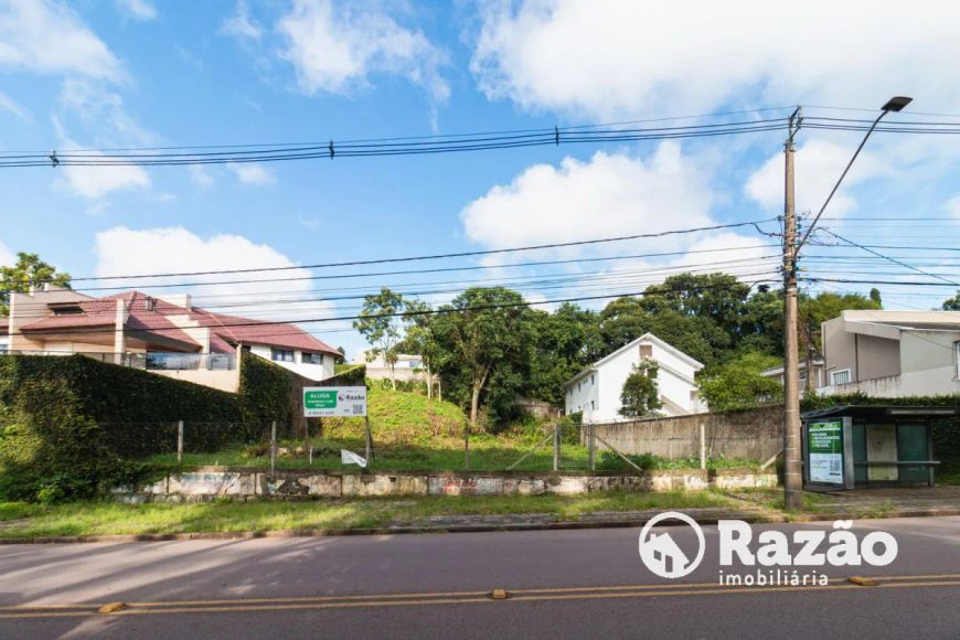 Terreno Murado no Abranches – Espaço Versátil em Local Privilegiado.