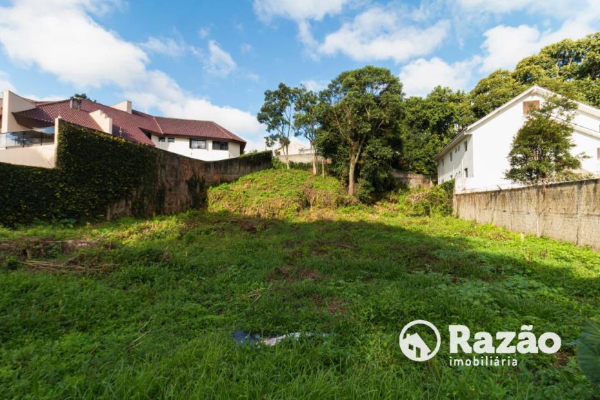 Terreno Murado no Abranches – Espaço Versátil em Local Privilegiado.