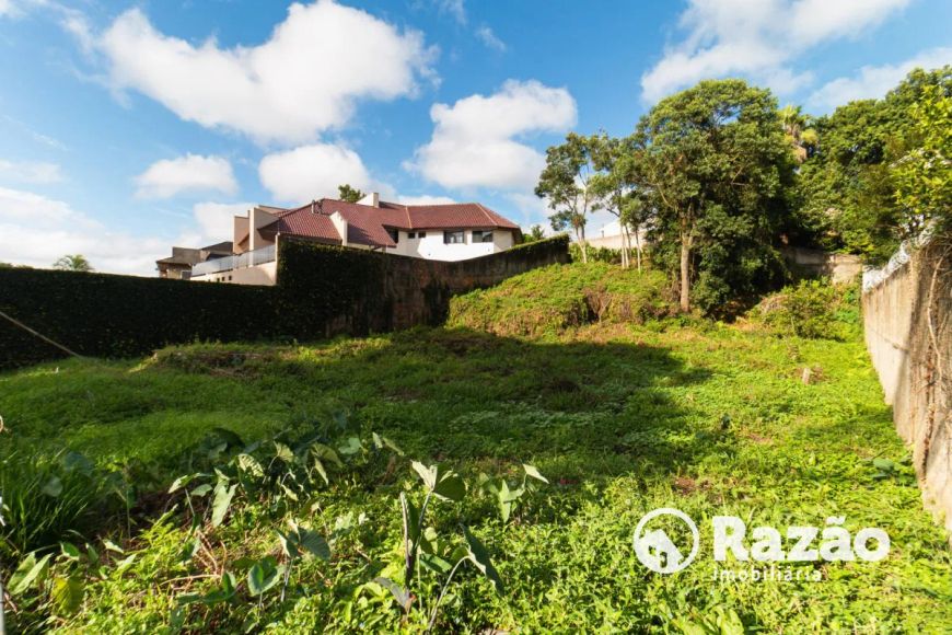 Terreno Murado no Abranches – Espaço Versátil em Local Privilegiado.