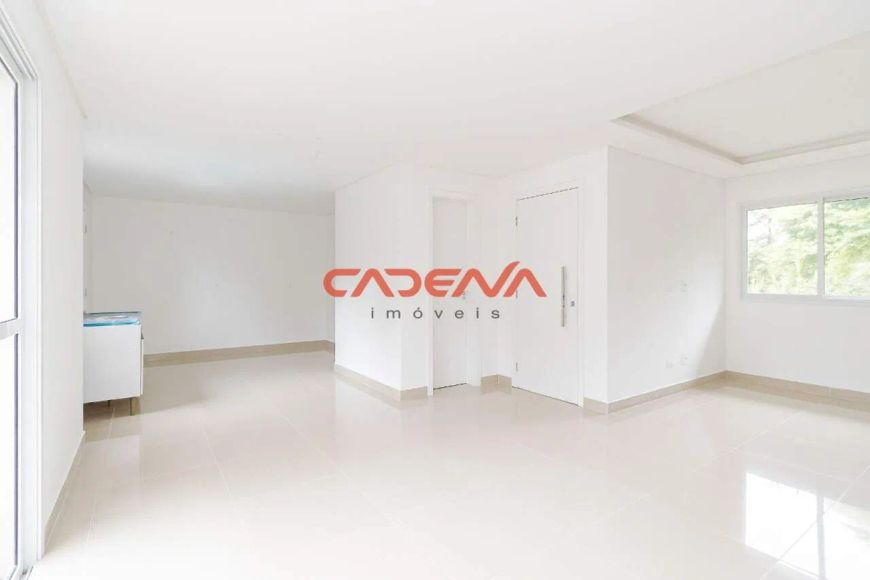 Sobrado Triplex com 3 quartos e 2 vagas para aluguel no Campo Comprido