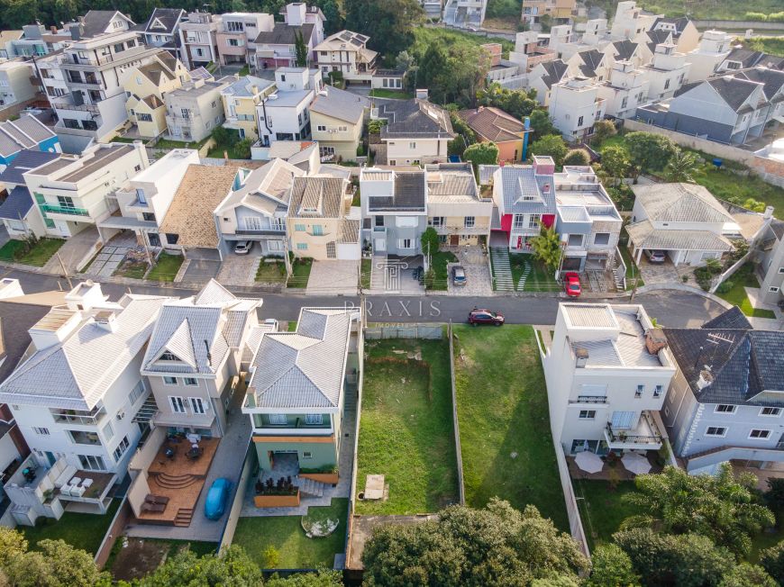 Praxis Imóveis vende excelente terreno no Condominio Reserva do Parque no Abranches, com área privat