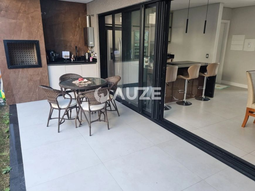 Sobrado Triplex de Alto Padrão no Capão da Imbuia – Luxo, Conforto e Pronto para Morar!
