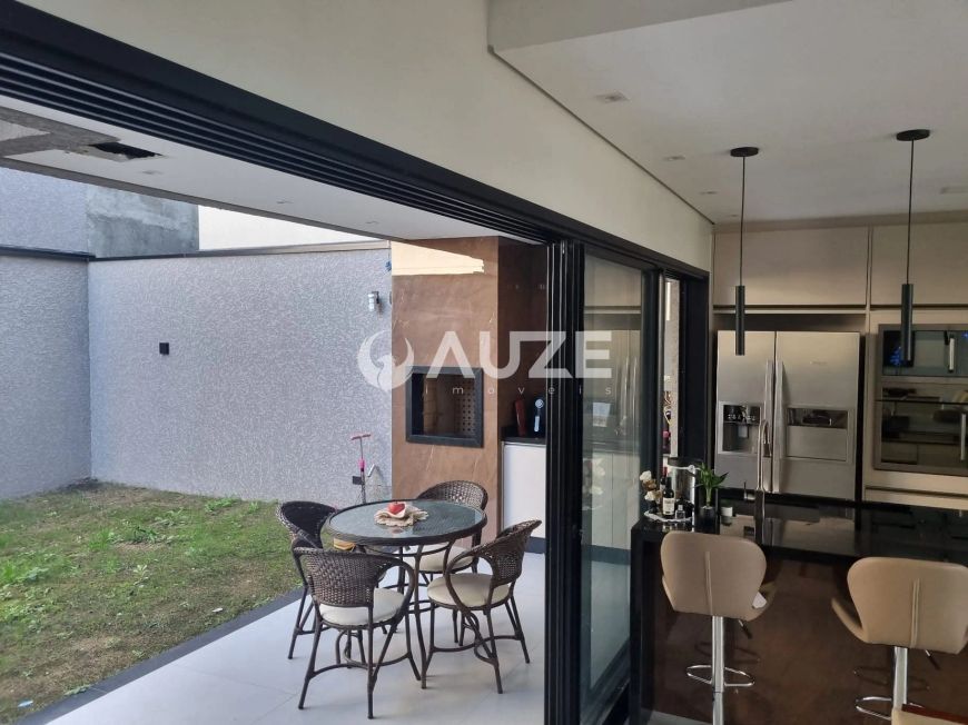 Sobrado Triplex de Alto Padrão no Capão da Imbuia – Luxo, Conforto e Pronto para Morar!