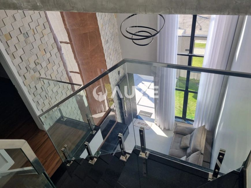 Sobrado Triplex de Alto Padrão no Capão da Imbuia – Luxo, Conforto e Pronto para Morar!